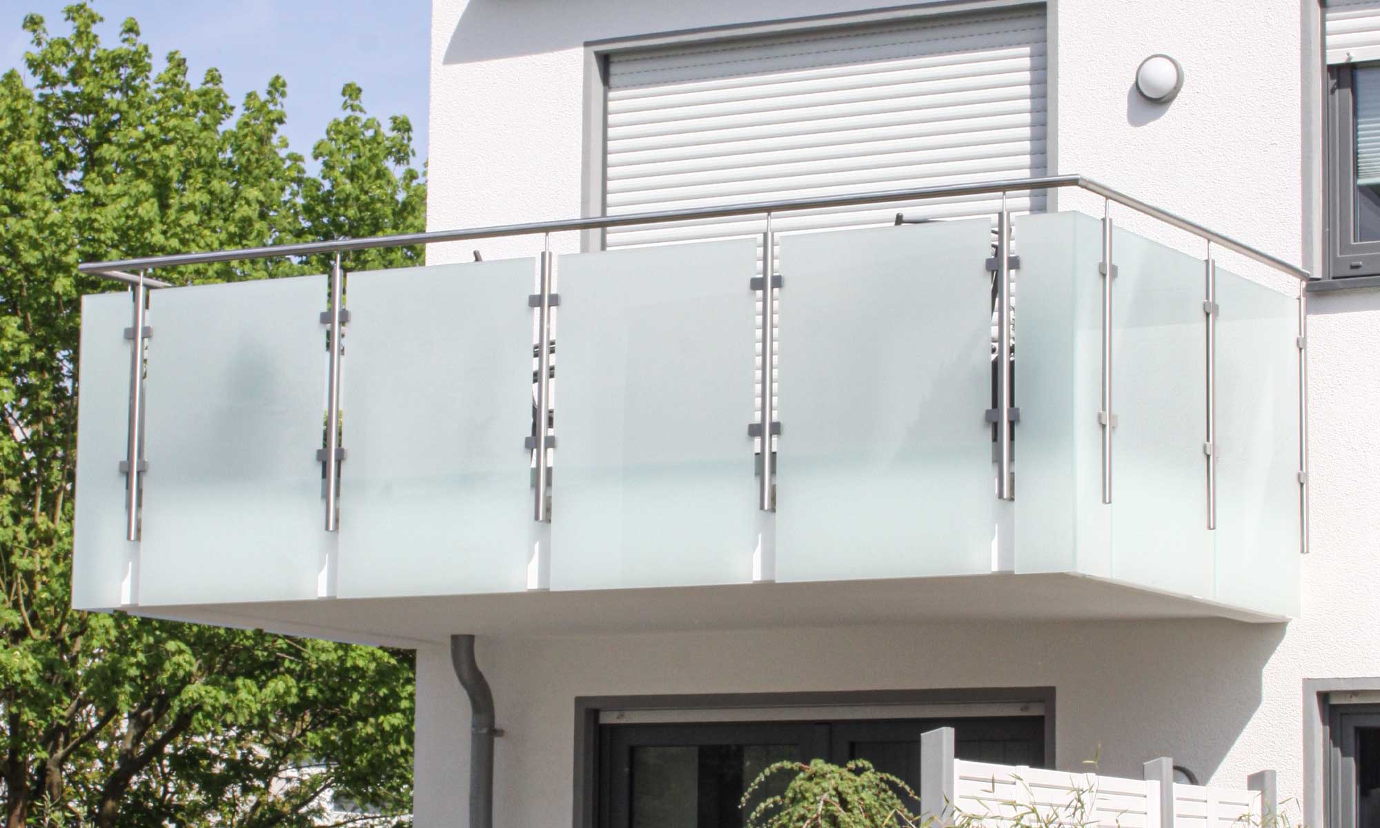 Freitragender-balkon-Balkon-Profis-Edelstahl-Milchglas