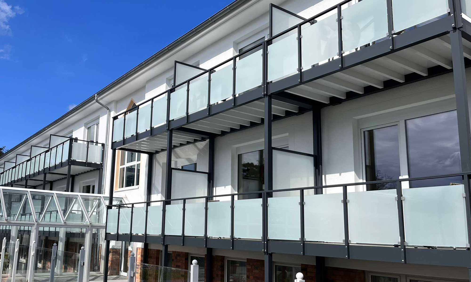 Vorstellbalkone-Balkon-Profis-Aluminium-Sichtschutz-Milchglas