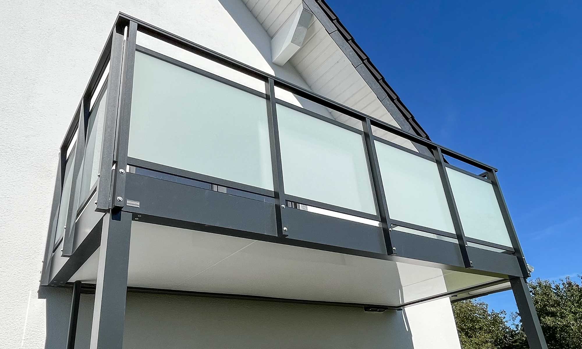 Anbaubalkon-Balkon-Profis-Edelstahl-Milchglas-Mauerstuetzen_NRW