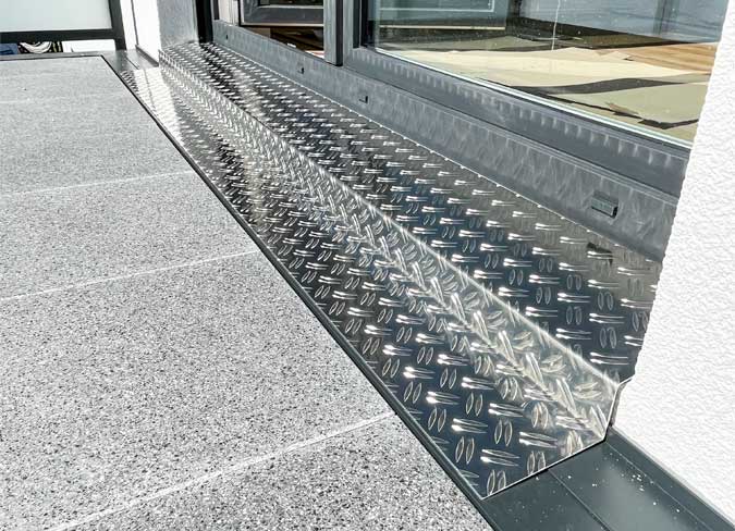 BalkonProfis_Balkon-Austritt-Stahlblech-Betonwerksteinplatten-1er-Hoevelhof-Paderborn