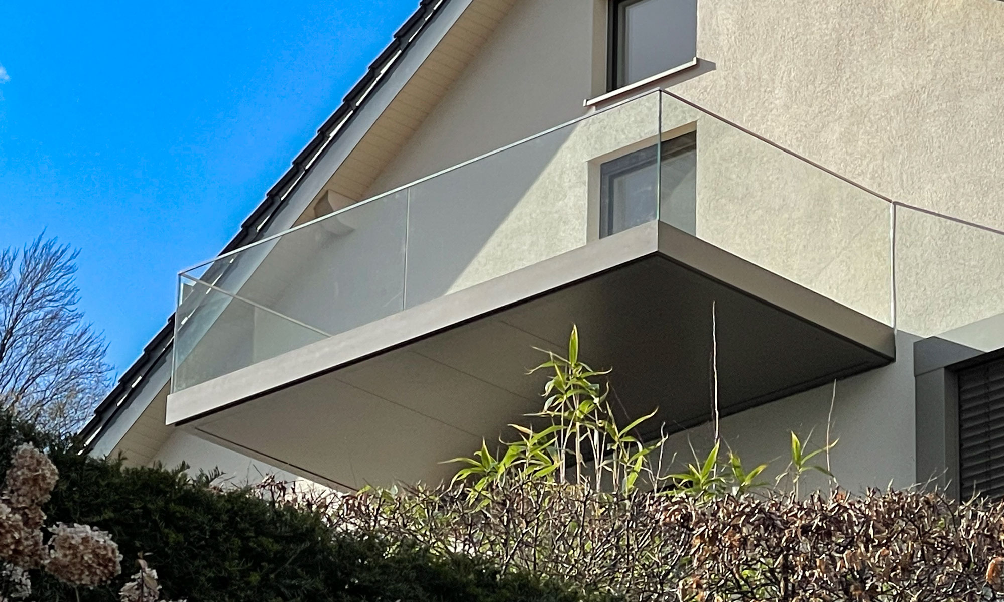 Freitragender-balkon-Balkon-Profis-Randlos-Klarglas-schlichtes-Design